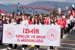 İZMİR’DE CUMHURİYET COŞKUSU MEYDANLARA TAŞTI!