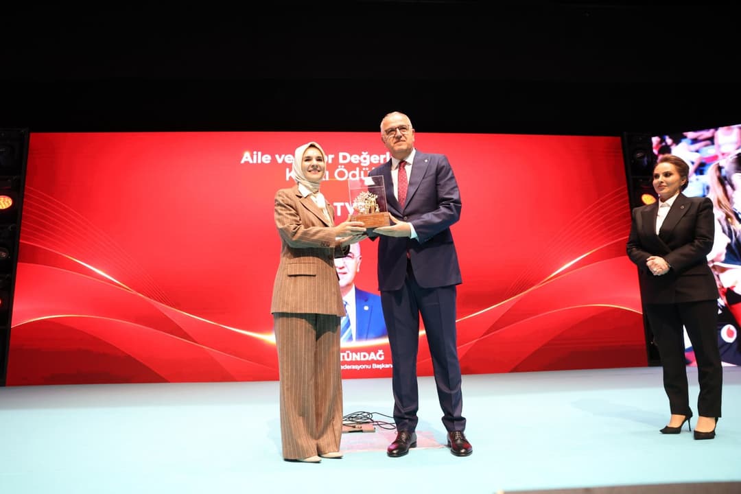 TVF Başkanı Mehmet Akif Üstündağ’a “Aile ve Spor Değerlerine Katkı Ödülü” – fotoğraf 1