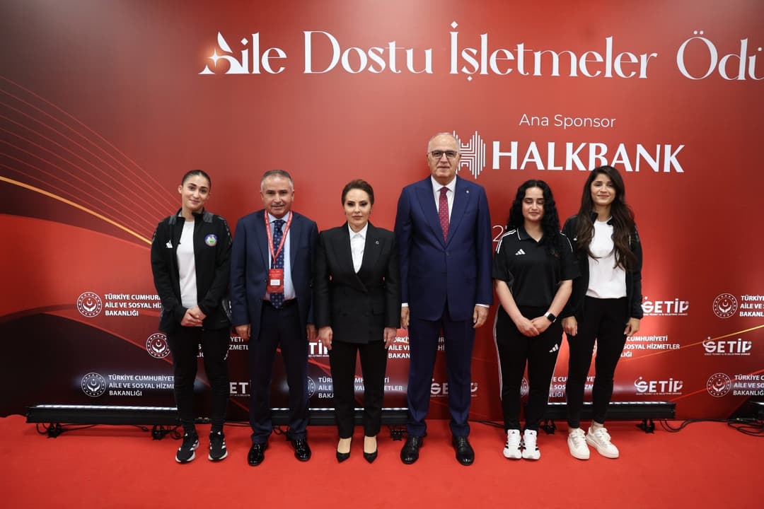 TVF Başkanı Mehmet Akif Üstündağ’a “Aile ve Spor Değerlerine Katkı Ödülü” – fotoğraf 3